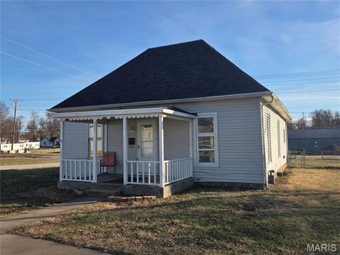 Photo of 327 E Summer Street, Monroe City, MO 63456 (MLS # 25082145)