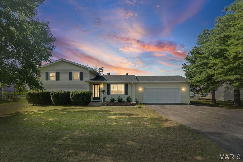 Jerseyville, Illinois 62052, United States, 4 Bedrooms Bedrooms, ,2 BathroomsBathrooms,Residential,Active,178645