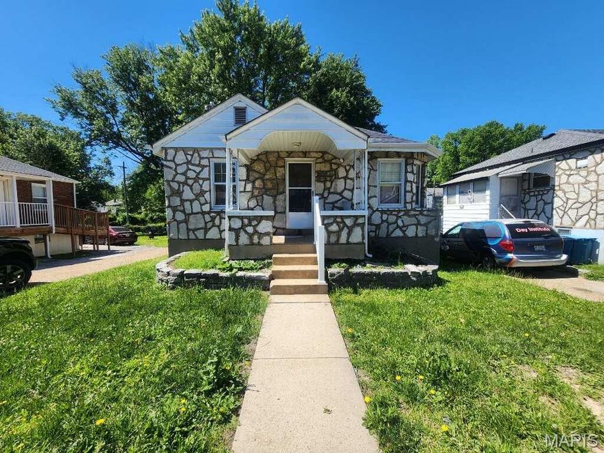Great investment opportunity! Occupied rental property currently generating $900 per month in rental income. This property offers steady cash flow and potential for investors looking to add to their portfolio.