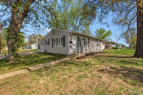 Photo of 121 E Pershing Street, Troy, MO 63379 (MLS # 26019881)