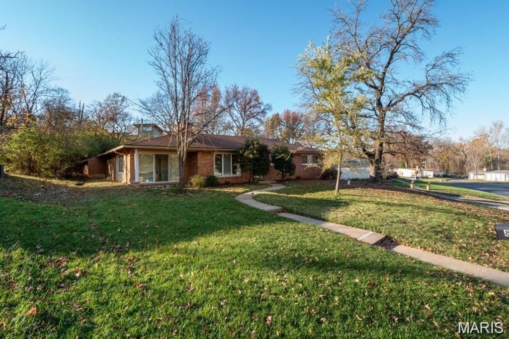 Photo of 8408 Louwen Drive, Ladue, MO 63124 (MLS # 26017950)