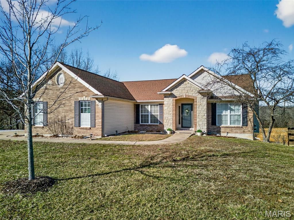 Photo of 113 Bridlespur Court, Hawk Point, MO 63349 (MLS # 26002033)