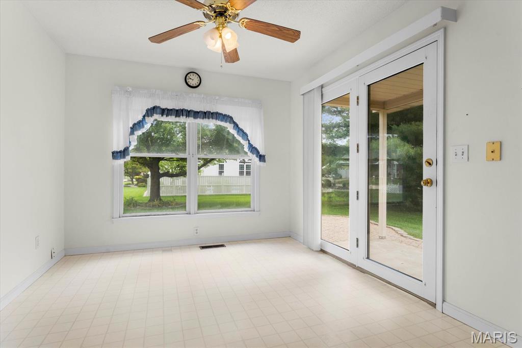 Edwardsville, Illinois 62025, United States, 3 Bedrooms Bedrooms, ,2 BathroomsBathrooms,Residential,Pending,140656