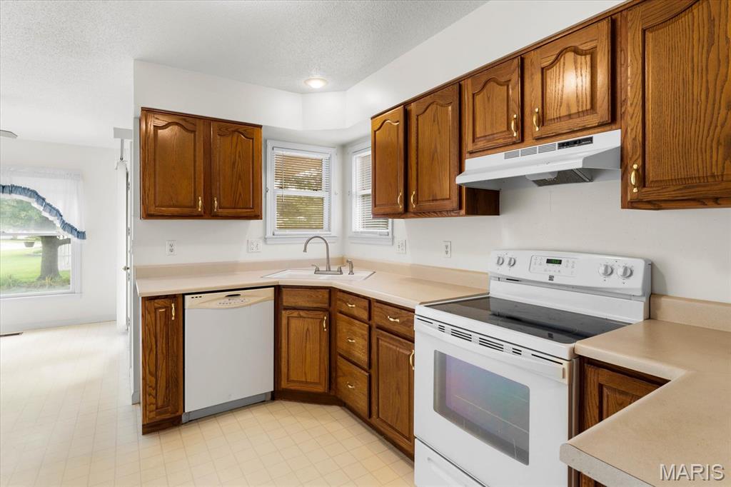 Edwardsville, Illinois 62025, United States, 3 Bedrooms Bedrooms, ,2 BathroomsBathrooms,Residential,Pending,140656