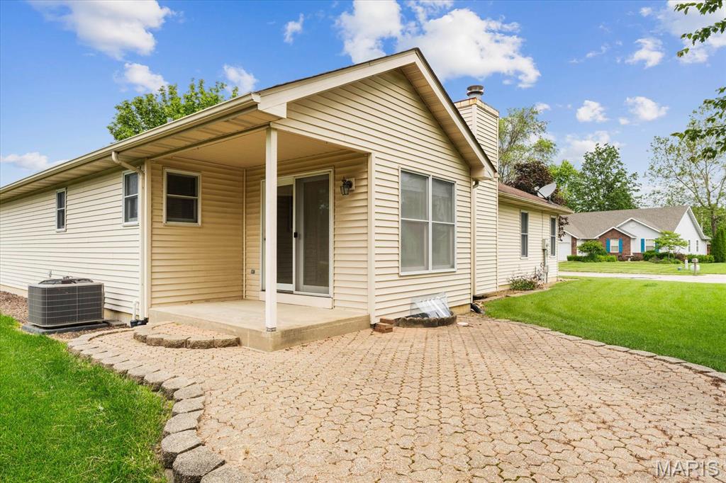 Edwardsville, Illinois 62025, United States, 3 Bedrooms Bedrooms, ,2 BathroomsBathrooms,Residential,Pending,140656