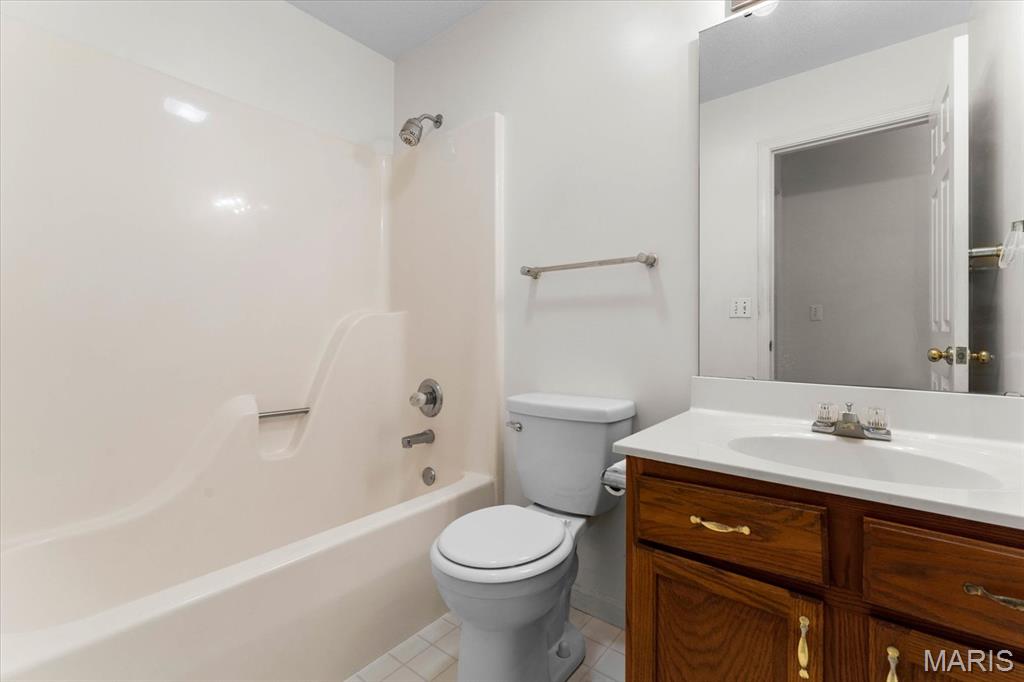 Edwardsville, Illinois 62025, United States, 3 Bedrooms Bedrooms, ,2 BathroomsBathrooms,Residential,Pending,140656