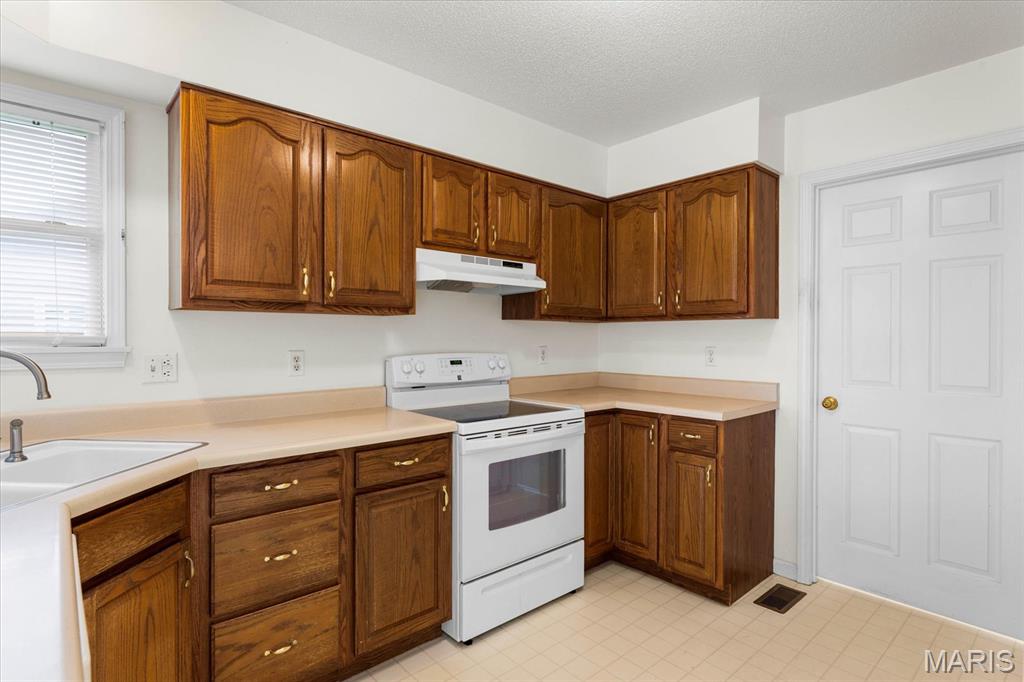 Edwardsville, Illinois 62025, United States, 3 Bedrooms Bedrooms, ,2 BathroomsBathrooms,Residential,Pending,140656