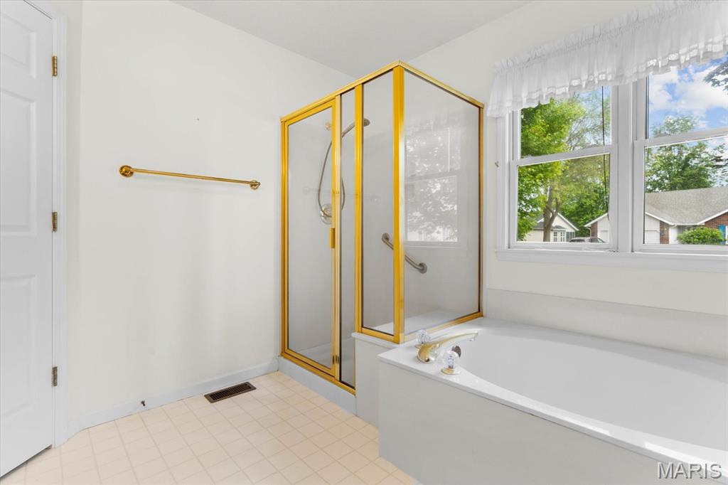 Edwardsville, Illinois 62025, United States, 3 Bedrooms Bedrooms, ,2 BathroomsBathrooms,Residential,Pending,140656