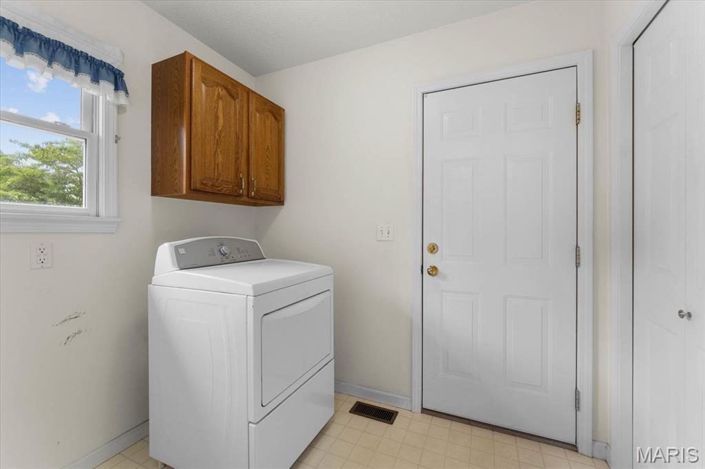 Edwardsville, Illinois 62025, United States, 3 Bedrooms Bedrooms, ,2 BathroomsBathrooms,Residential,Pending,140656