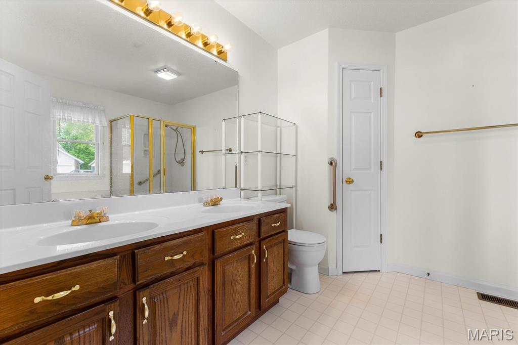 Edwardsville, Illinois 62025, United States, 3 Bedrooms Bedrooms, ,2 BathroomsBathrooms,Residential,Pending,140656