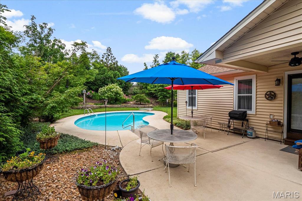 St Louis, Missouri 63128, United States, 3 Bedrooms Bedrooms, ,2 BathroomsBathrooms,Residential,Pending,157958