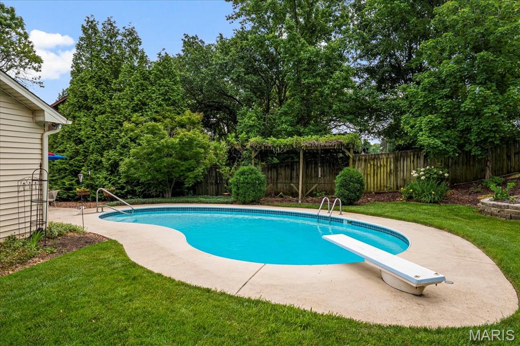 St Louis, Missouri 63128, United States, 3 Bedrooms Bedrooms, ,2 BathroomsBathrooms,Residential,Pending,157958