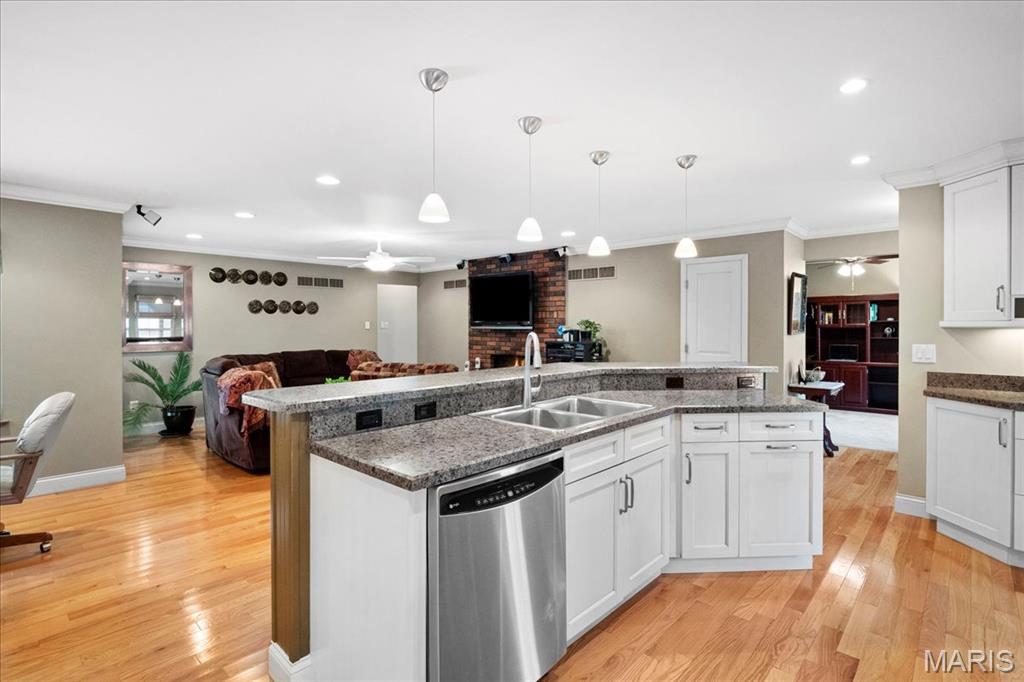 St Louis, Missouri 63128, United States, 3 Bedrooms Bedrooms, ,2 BathroomsBathrooms,Residential,Pending,157958