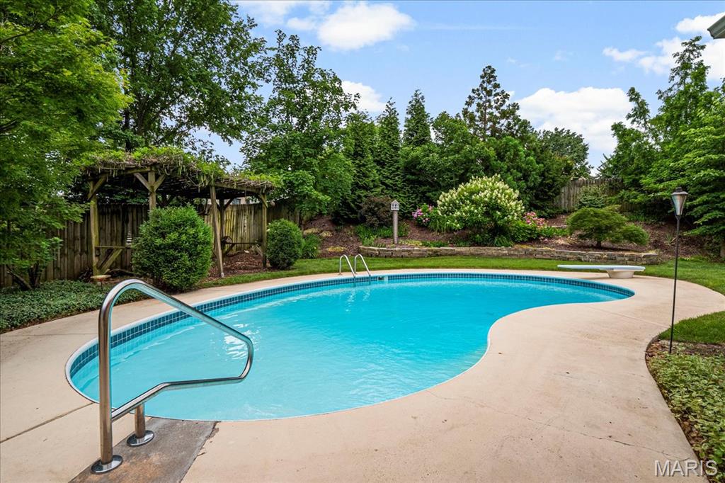 St Louis, Missouri 63128, United States, 3 Bedrooms Bedrooms, ,2 BathroomsBathrooms,Residential,Pending,157958