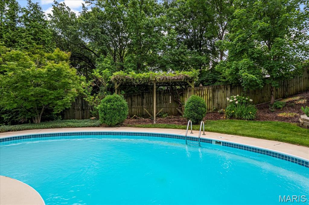 St Louis, Missouri 63128, United States, 3 Bedrooms Bedrooms, ,2 BathroomsBathrooms,Residential,Pending,157958