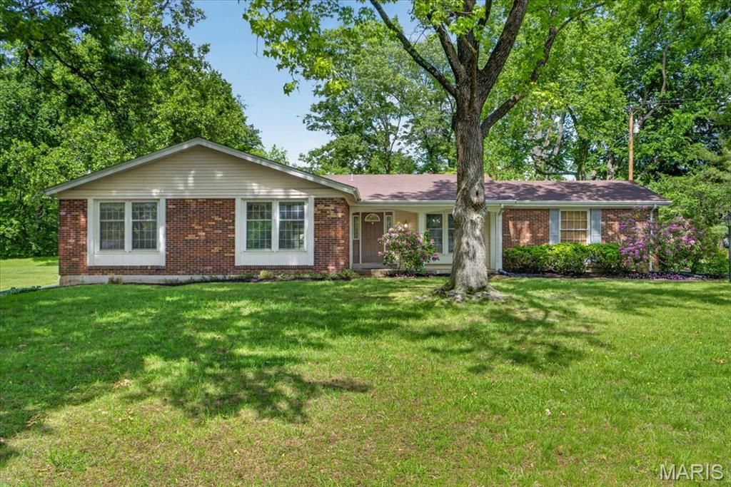 Photo of 12467 Villa Hill Lane, Creve Coeur, MO 63141 (MLS # 26027518)