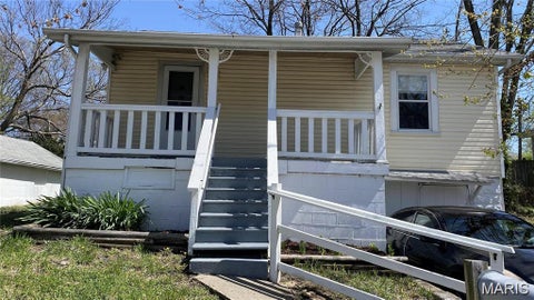 Photo of 826 Marvin Avenue, Ferguson, MO 63135 (MLS # 26069348)