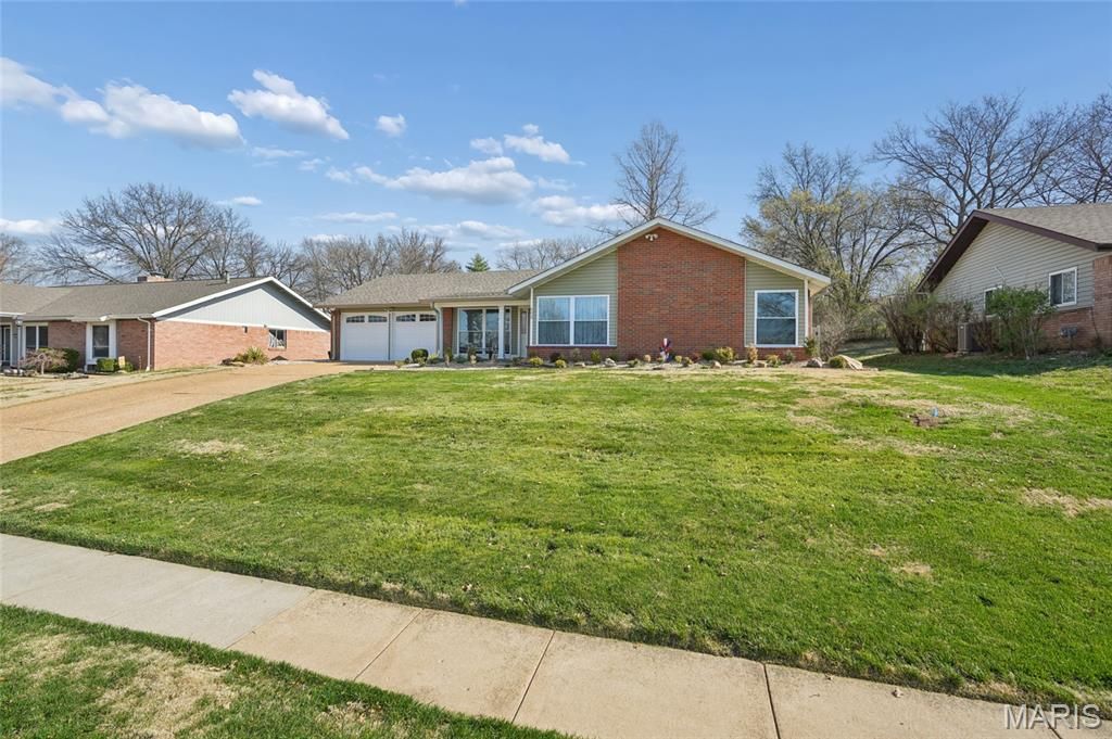 Photo of 505 Glenmeadow Drive, Ballwin, MO 63011 (MLS # 26018021)
