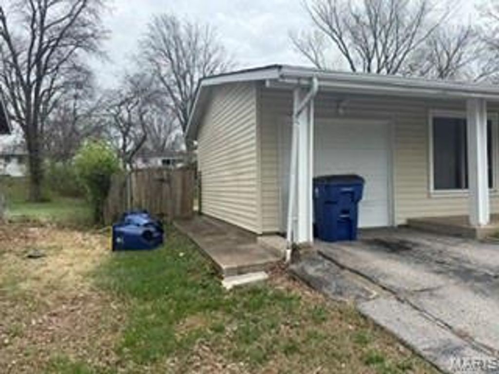 Photo of 11632 Las Ladera Drive, Florissant, MO 63033 (MLS # 26019565)