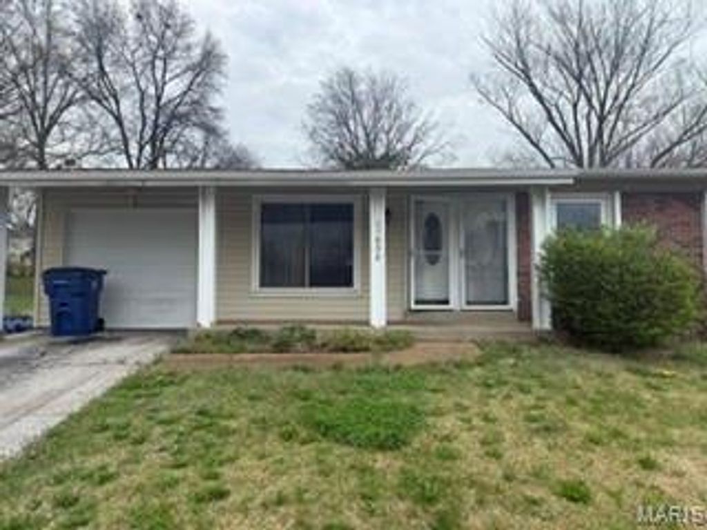 Photo of 11632 Las Ladera Drive, Florissant, MO 63033 (MLS # 26019565)
