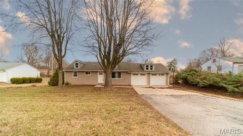 Photo of 204 Hillsdale Drive, Ballwin, MO 63011 (MLS # 26011934)
