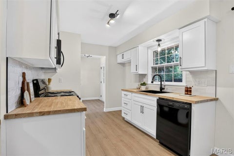 Tiny photo for 808 Coalport Drive, Chesterfield, MO 63141 (MLS # 26055901)