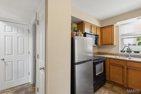 Tiny photo for 1939 Hunting Lake Court #1939, Kirkwood, MO 63122 (MLS # 25082401)