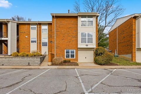 Photo of 1939 Hunting Lake Court #1939, Kirkwood, MO 63122 (MLS # 25082401)