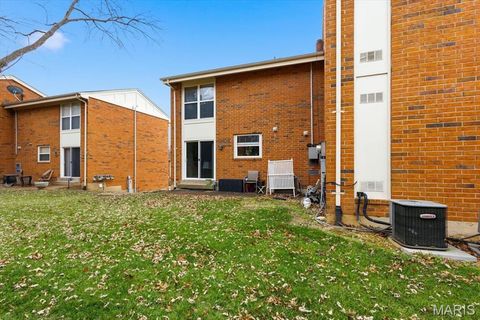 Tiny photo for 1939 Hunting Lake Court #1939, Kirkwood, MO 63122 (MLS # 25082401)