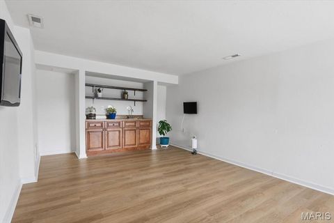 Tiny photo for 1939 Hunting Lake Court #1939, Kirkwood, MO 63122 (MLS # 25082401)