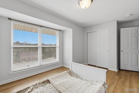 Tiny photo for 1939 Hunting Lake Court #1939, Kirkwood, MO 63122 (MLS # 25082401)