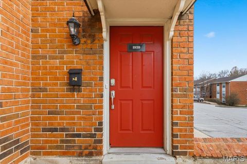 Tiny photo for 1939 Hunting Lake Court #1939, Kirkwood, MO 63122 (MLS # 25082401)