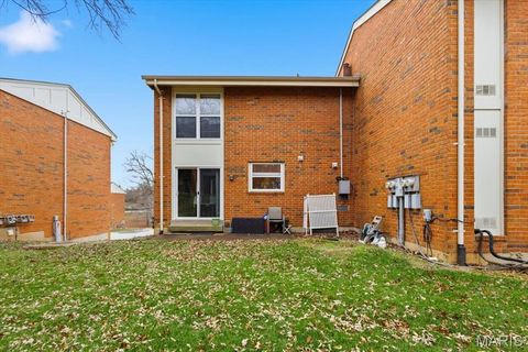 Tiny photo for 1939 Hunting Lake Court #1939, Kirkwood, MO 63122 (MLS # 25082401)