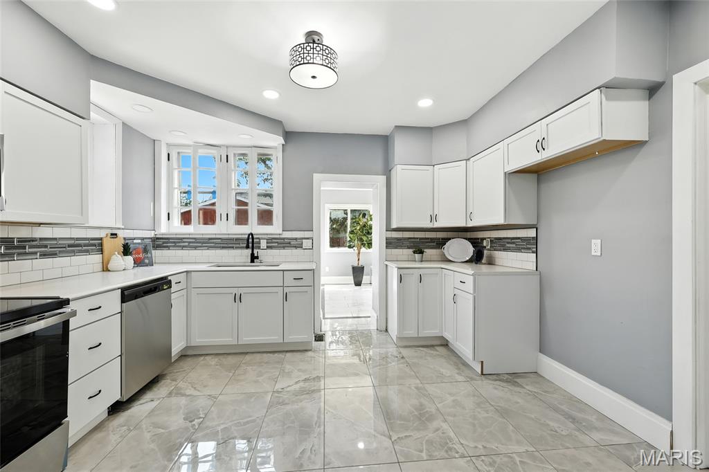 St Louis, Missouri 63121, United States, 5 Bedrooms Bedrooms, ,3 BathroomsBathrooms,Residential,Active,197397