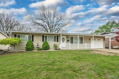 Photo of 404 Elmwood Drive, St Charles, MO 63301 (MLS # 26021374)