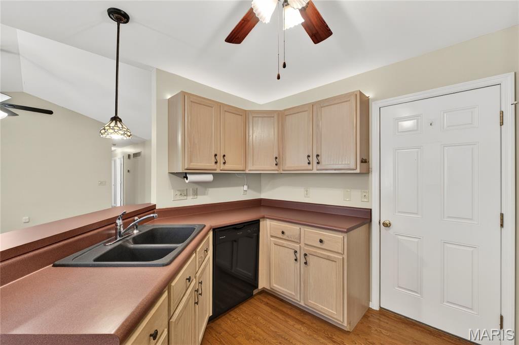 Bluffs/Romaine 01 - Residential Lease