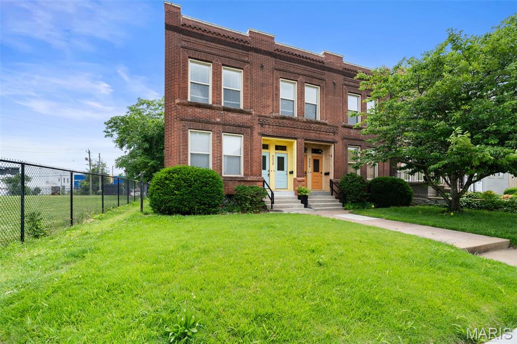 Photo 1 of 32 — 4034 Laclede Avenue B, St Louis, MO 63108