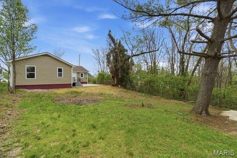 Tiny photo for 512 W Cherry Street, Winfield, MO 63389 (MLS # 26021455)