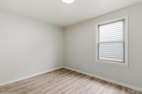 Tiny photo for 512 W Cherry Street, Winfield, MO 63389 (MLS # 26021455)