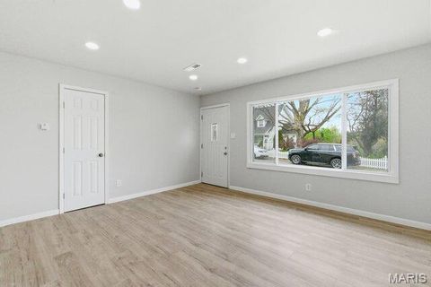 Tiny photo for 512 W Cherry Street, Winfield, MO 63389 (MLS # 26021455)