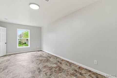 Tiny photo for 512 W Cherry Street, Winfield, MO 63389 (MLS # 26021455)