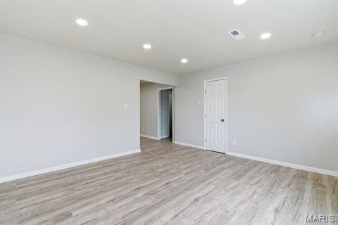 Tiny photo for 512 W Cherry Street, Winfield, MO 63389 (MLS # 26021455)