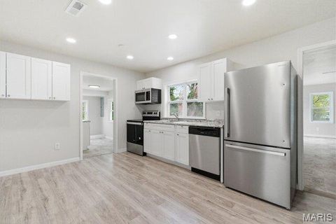 Tiny photo for 512 W Cherry Street, Winfield, MO 63389 (MLS # 26021455)