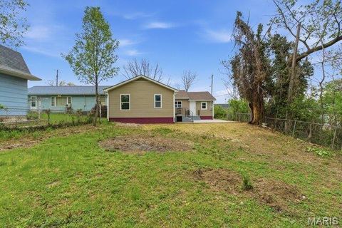 Tiny photo for 512 W Cherry Street, Winfield, MO 63389 (MLS # 26021455)