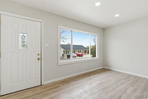 Tiny photo for 512 W Cherry Street, Winfield, MO 63389 (MLS # 26021455)