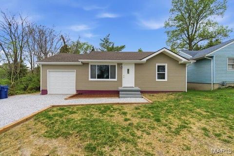 Tiny photo for 512 W Cherry Street, Winfield, MO 63389 (MLS # 26021455)