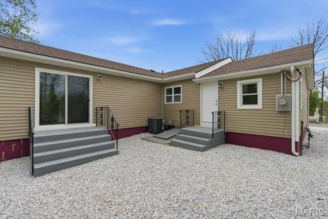 Tiny photo for 512 W Cherry Street, Winfield, MO 63389 (MLS # 26021455)