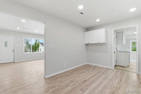 Tiny photo for 512 W Cherry Street, Winfield, MO 63389 (MLS # 26021455)