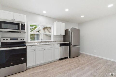 Tiny photo for 512 W Cherry Street, Winfield, MO 63389 (MLS # 26021455)