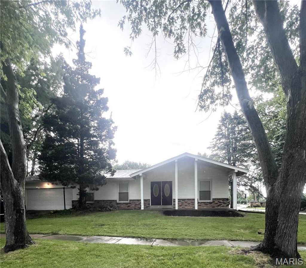 Photo of 5891 Sir Edward Lane, Florissant, MO 63033 (MLS # 26026748)